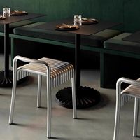 Ensemble table et tabourets en alliage d'aluminium pour cour, jardin, balcon, terrasse, restauration, mobilier de loisirs extérieur commercial