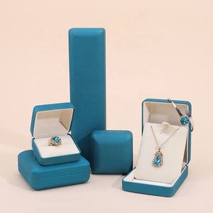 ใหม่ล่าสุดหรูหราแสงระดับไฮเอนด์หนัง PU ทรงสี่เหลี่ยมเนื้อเหล็กหนัง PU กำไลข้อมือสร้อยคอซับในกำมะหยี่เครื่องประดับ - Product Image 1