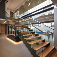Escalier intérieur en bois avec poutre en acier en zigzag