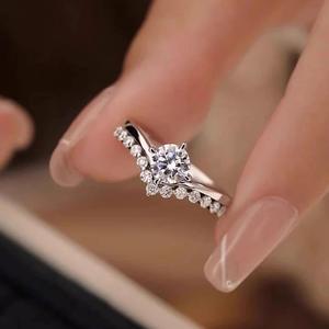 Anello con Diamante T0592, Taglio Brillante Rotondo, Diamante Naturale, Stile Romantico per Fidanzamento Femminile - Product Image 2