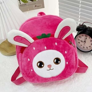Mochila de Peluche de Fresa Unisex, Mochila Suave con Cierre de Cremallera, Menos de 21L, 22x6x25cm, Estilo Moderno - Product Image 3