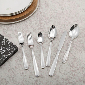 Stoviglie in Acciaio Inossidabile Lucido: l'Espressione di Semplicità e Texture sulla Tavola da Pranzo - Product Image 2