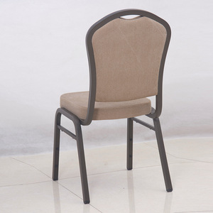 Silla de hotel con estructura metálica, tapicería beige, diseño contemporáneo y duradero para uso en banquetes, bodas y restaurantes. - Product Image 3
