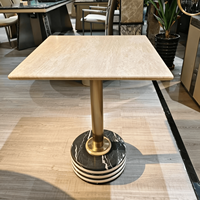 Table d'appoint carrée moderne en travertin beige avec base à piétement rayé et tige en laiton, table d'appoint de luxe pour salon et chambre à coucher