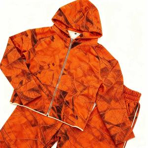 カスタマイズメンズ秋のサーマルアウトドアハンティングオレンジ花柄オールオーバープリントフリースフード付きスウェットシャツレジャースウェットパンツスーツ - Product Image 2