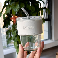 Vente en gros OEM Tasse personnalisée en verre épais, forme dôme vintage ambrée, pour thé, café et restaurant, avec couvercle, paille et manchon isolant