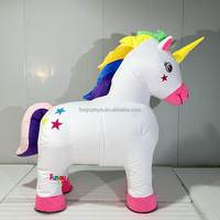 2/2.6m kostum maskot Unicorn tiup 4 kaki berjalan raksasa dengan orang berdiri di dalam