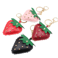 Porte-clés de voiture en cuir PU clouté motif fraise avec rivets décoratifs, accessoire cadeau Kawaii pour sac, pour femme