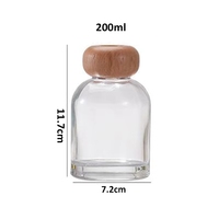 Flacons de parfum de luxe en verre avec bouchon à vis finition mate, gravure et sérigraphie, diffuseur à bâtonnets pour le corps et les mains