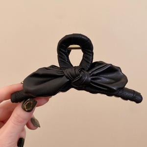 กิ๊บติดผมหนัง PU รูปโบว์ประดับลายฉลามสำหรับผู้หญิง เหมาะสำหรับงานพรอม ทันสมัย ทนทาน - Product Image 2