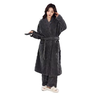 Piyama Jacquard Mewah Bahan Coral Fleece Elegan, Bernapas, Longgar, Kasual, Tebal, dan Hangat untuk Pria Wanita, Celana Tidur dan Jubah Mandi untuk Pasangan - Product Image 1