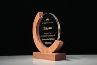 Nouveau trophée en cristal de verre de conception demi-lune sur base en bois massif personnalisée et créative
