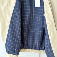 Blouson Bomber Haut de Gamme avec Broderie Signature Fine, Col Classique, Style Intemporel et Sportif, Esprit Old Money