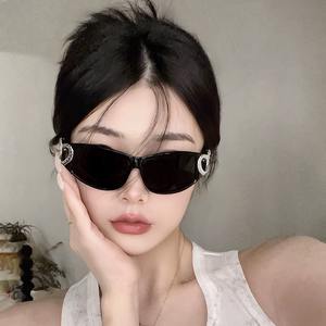 แว่นกันแดดแนวสปอร์ตแฟชั่น Y2K แว่นกันแดดทรงหัวใจกลวงออกแว่นกันแดดสำหรับผู้หญิงขายส่งคุณภาพสูง - Product Image 1