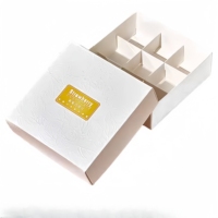 Boîte à gâteau carrée en papier kraft blanc avec couvercle blanc et doré, emballage haut de gamme en plastique pour pâtisserie