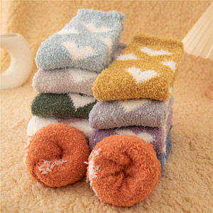 Vente en gros de chaussettes classiques mi-mollet pour femmes motif rayé en molleton de <span class=keywords><strong>corail</strong></span> sans perte d'étriers tricotés chauds et confortables - Product Image 2