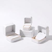 Boîte à bagues de mariage en cuir PU blanc pour demande en mariage, coffret cadeau de bijoux de mariée, présentoir à collier doublé de velours