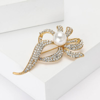 Bros Pin Bunga Berhias Rhinestone dengan Mutiara di Tengah dan Kelopak Berlilit untuk Blazer dan Gaun Wanita, 65x36mm, Emas Perak