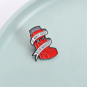 Broche de Metal Esmaltado Divertido con Forma de Inhalador de Asma Rosa, Personalizado con la Frase 'IT AI NoT EASY <span class=keywords><strong>BEIN</strong></span> WHEEZY', para Mochila, Solapa, Joyería, Regalos - Product Image 1