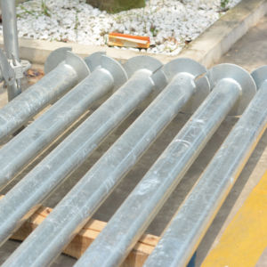 Pieux de fondation hélicoïdaux robustes pour montage de panneaux solaires et fondations de construction – Ancrage en acier résistant à la corrosion - Product Image 1