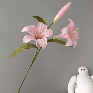Vente en gros de fleurs de lys en soie de haute qualité, populaires, pour la décoration de mariage et de la maison - Product Image 3