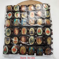 Bracelet religieux économique en perles de bois élastiques avec icône catholique, image de saint et résine époxy sur bois