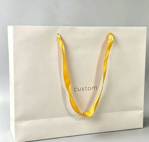 Sac en papier ivoire personnalisé avec poignée en ruban doré, estampage à chaud, sac de shopping de luxe réutilisable, design plat standard - Product Image 1