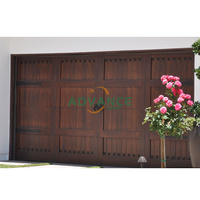 Puerta de Garaje Moderna de Madera Sólida Resistente al Viento, Estilo Rústico de Alta Gama, Personalizable, con Ventanas Arqueadas y Apertura Lateral Eléctrica