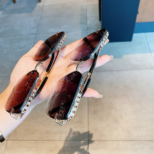 แว่นกันแดดครึ่งกรอบสำหรับผู้หญิง Qianai ป้องกันรังสียูวี 400 กรอบโลหะ ดีไซน์ทรงสี่เหลี่ยม สีเทา สีฟ้า สีชมพู สีม่วง สีทอง เลนส์อะคริลิก - Product Image 4