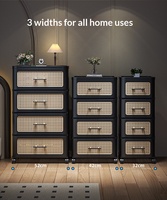Meuble de rangement mobile moderne en plastique avec tiroirs et façades en rotin, idéal comme table de chevet roulante pour chambre, salle de bain, bureau ou organisateur de placard