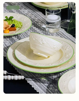 Service de table en céramique de style français, 62 pièces, en porcelaine fine, avec motif fraise sculpté, bols et assiettes, idéal pour un cadeau de pendaison de crémaillère