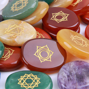 治疗水晶7个脉轮石抛光雕刻掌上口袋石灵气平衡