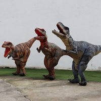 Özelleştirilmiş Gerçekçi Boyutlu Yüksek Kaliteli Bacakları Açıkta Bırakan Dinozor Kostümü Mavi Velociraptor Metal Kapalı Alan Tema Parkı Havaalanı