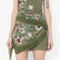 Mini-jupe d'été asymétrique pour femme, style vintage, en satin, taille naturelle, motif floral camélia olive, découpes et crochet, personnalisable par le fabricant