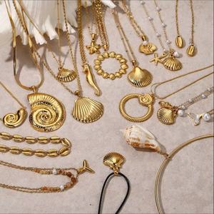 Collier ras du cou pour femme en acier inoxydable plaqué or 18 carats avec pendentif spirale, étoile de mer et coquillage, collection Océan, bijoux fantaisie - Product Image 2