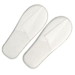 Chaussons d'hôtel blancs personnalisables en non-tissé, matelassés à grille, à bout fermé, pour hôtels 5 étoiles et spas - Product Image 1