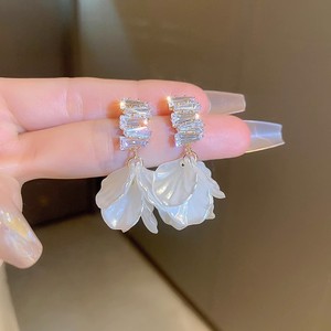 Modernos Pendientes Colgantes Florales de Aleación Acrílica con Diamantes en Tono Pastel, Chapados en <span class=keywords><strong>Oro</strong></span> de 18K, Accesorio Romántico para Aniversario para Mujer - Product Image 3