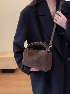 Sac à Main d'Usine OEM Aspect Cuir de Vache en Suède et Cuir Nubuck PU pour Femme, Sac Porté Épaule avec Logo Personnalisé, Sac Bandoulière et Portefeuille pour Dame - Product Image 2