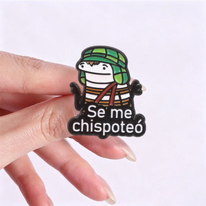 Dos estilos de broche de esmalte con personaje de dibujos animados latino, divertido, con diseño de eslogan local español, figura simple dibujada a mano, para decoración de mochila - Product Image 2