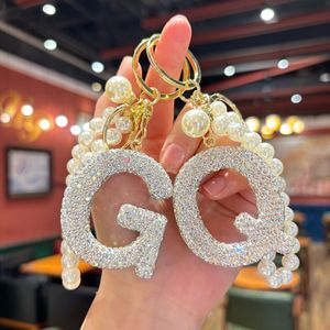 Llavero popular con 26 letras inglesas con diamantes, cadena de perlas creativa de alta gama con incrustaciones de diamantes, colgante para bolso de mujer con un toque elegante. - Product Image 3