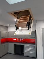 Escabeau électrique en bois de hêtre pour grenier - Brun clair et noir - 25-1/2" x 54" - Plage de hauteur de 7' 10" à 9' 6" - Capacité de 500 lb
