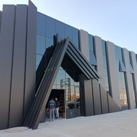 Showroom en acier préfabriqué innovant et imperméable |   Déploiement rapide, écologique et alimenté à l'énergie solaire |   Supermarché moderne dans un hôtel avec cour