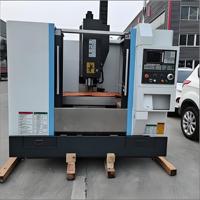 Machine de fraisage CNC verticale à trois axes XK7130 à faible coût fabriquée en Chine utilisant un contrôleur Fanuc.