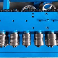 Machine de fabrication de conduits d'air ronds en aluminium semi-rigide flexible en spirale