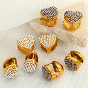 Pendientes de botón en forma de corazón chapados en oro con incrustaciones de perlas para fiestas, joyería de moda. - Product Image 1