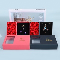 Qixi Valentinstag Geschenk Quadratische 6-Rosen-Blumenbox Halskette Ring Ohrstecker 12,2x12,2x13cm Schmuckverpackung Aufbewahrung