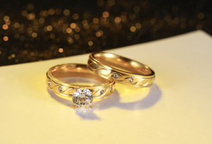 Nuovo Anello di Fidanzamento alla Moda in Acciaio Inossidabile Placcato Oro con Zirconi per Promessa di Matrimonio - Product Image 4
