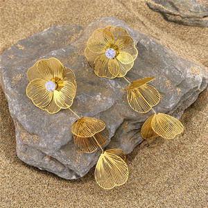 여성용 프랑스 술 귀걸이 스테인레스 스틸 우아한 복고풍 중공 꽃잎 상감 다이아몬드 스테인레스 스틸 귀걸이 도매 - Product Image 6