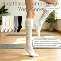 Chaussettes de yoga respirantes à compression personnalisées, chaussettes en maille à pression dégradée, chaussettes anti-transpiration pour le pilates, la salle de sport et le quotidien