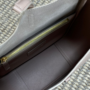 Bolso minimalista de alta calidad, diseño minimalista de negocios para mujer, estilo profesional elegante. - Product Image 4